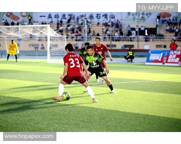 足球明星手拿大刀勇闯绿茵场展现不一样的竞技风采与激情