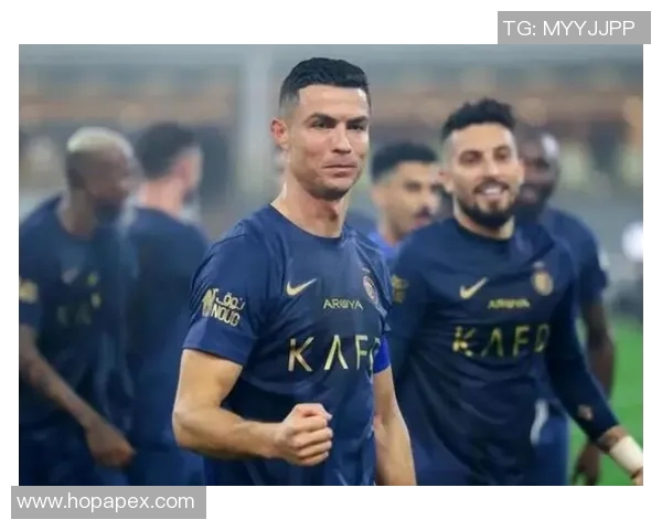 足球明星腿部受伤事件引发球迷热议与职业生涯影响分析