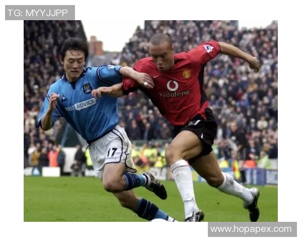 足球明星展现独特摆手姿势的精彩瞬间图片合集